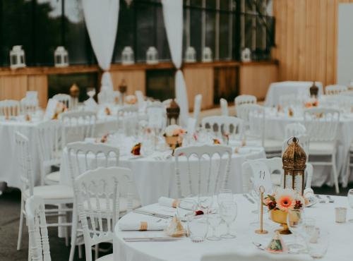 Entre Orient et Occident: un mariage aux notes orientales au cœur d'un château breton