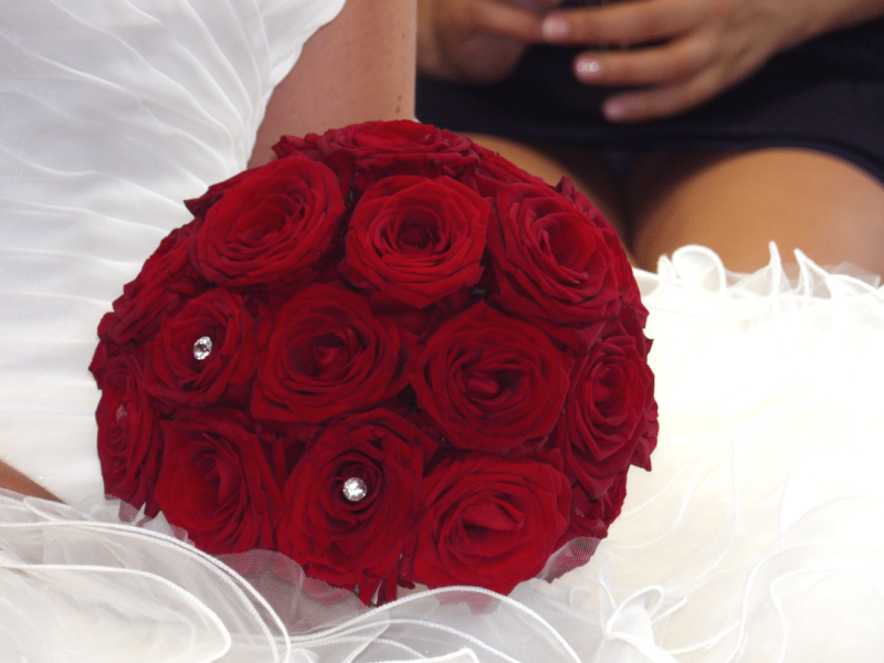 Une déco florale pour un mariage en rouge et blanc