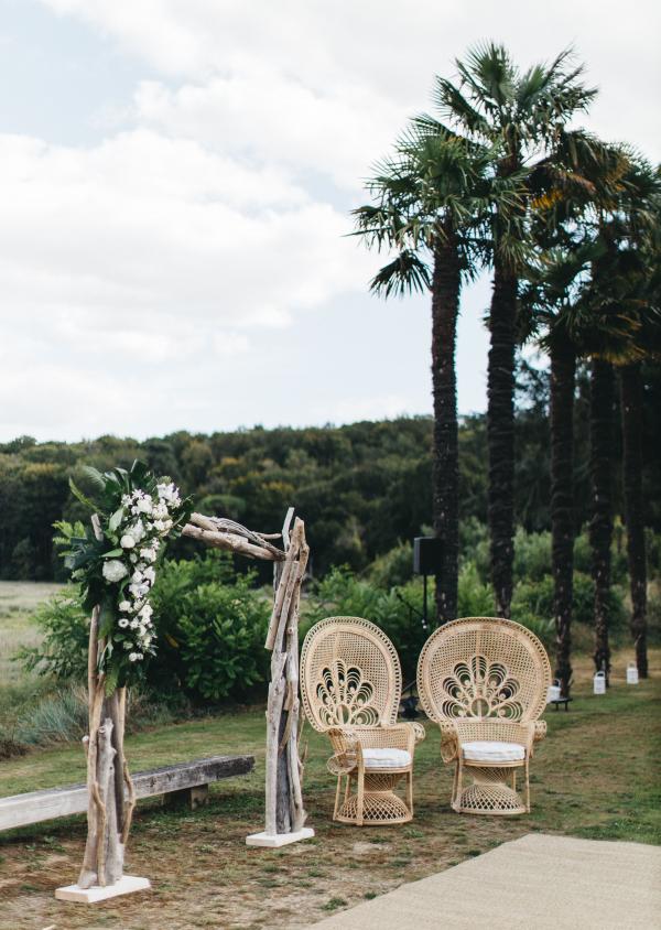 Arche de Mariage en Gypsophile et Bois Flotté sur la Plage