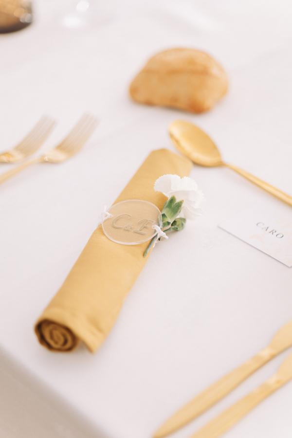 https://www.attrapreve.fr/media/cache/web_product/uploads/produits/serviette_table_jaune_moutarde_ambre_ocre_location_decoration_mariage_bretagne.jpg