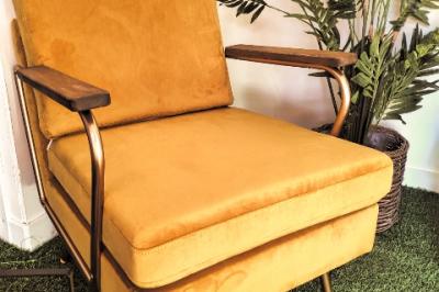 Fauteuil rétro velours jaune