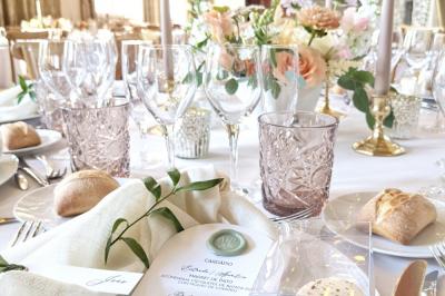 Verre à eau ou cocktail en verre ciselé rose fumé