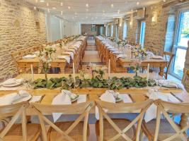 Table de repas en bois sculpté avec pieds tournés